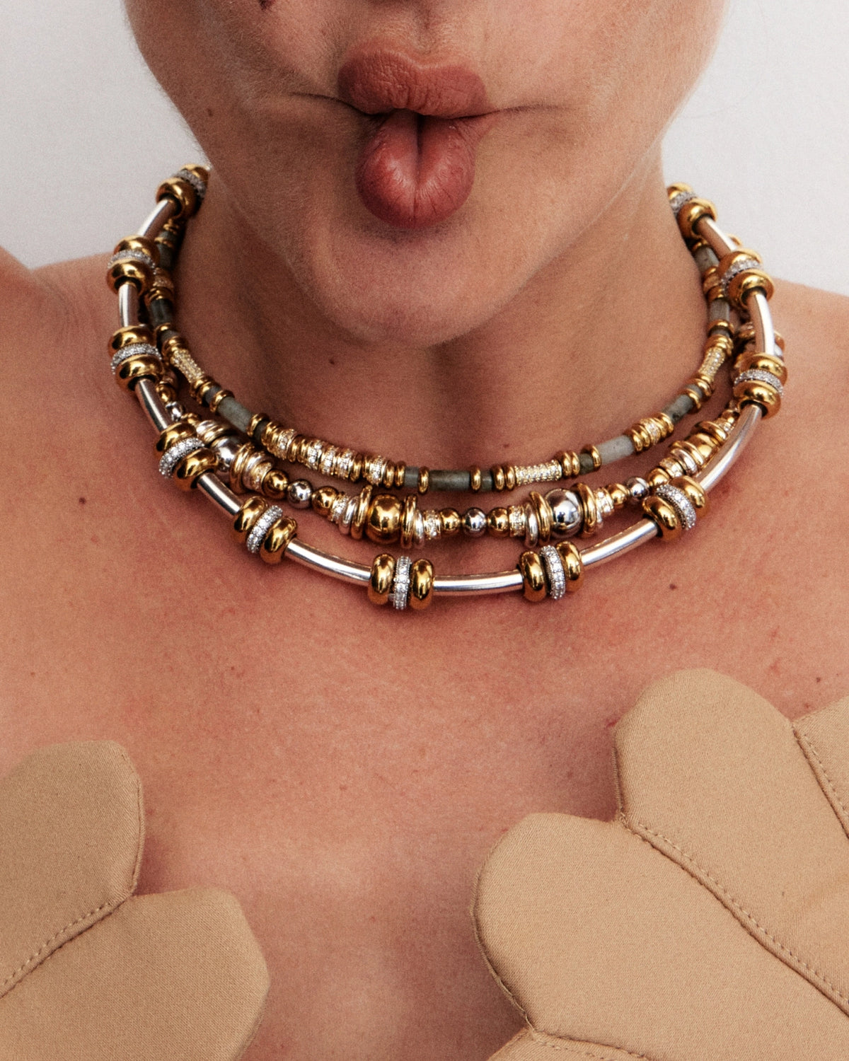 Collar Yara Shiny Gris
